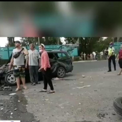 Бишкекте жеңил унаа менен кичи автобус кагышты
