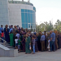 Банкоматта кезек күтүп тургандар мушташып, бир аял каза болду