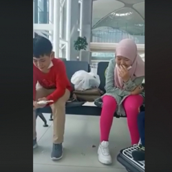 ВИДЕО – Стамбулда ачка калган балдар: “Апабыз Кыргызстанда ооруп жатат, биз кете албай жүрөбүз”