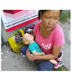 ВИДЕО - Жолдошу таштап кеткен аял  4 баласы менен базарда кайыр сурап олтурат