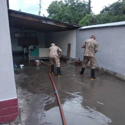 Бишкекте тургундун короосун нөшөрлөгөн жаандан кийин суу каптап, куткаруучулар чакырылды