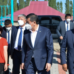 Президент-то работает, а где политэлита?