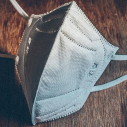 Окумуштуулар коронавирус инфекциясын өлтүрө турган бет кап чыгарышты