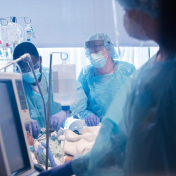 СҮРӨТ - Covid-19 менен жабыркаган бейтапка биринчи жолу өпкөнү трансплантациялоо операциясы жасалды