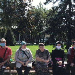 Сирияда калган кыргызстандык келиндердин жакындары Бишкекте акция өткөрүштү