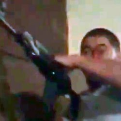 ВИДЕО - Бишкекте коопсуздук кызматынын кызматкерлери жарандарды автомат менен коркутуп, катуу сабашты