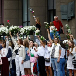 Минскте бийликке нааразы кишилер колдоруна гүл кармап,  ”тилектештик чынжырына” тизилип турушту