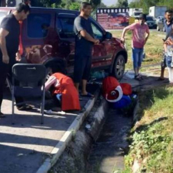 Бишкекте жол жээгинде шоро саткан кызды машине сүзүп кетти