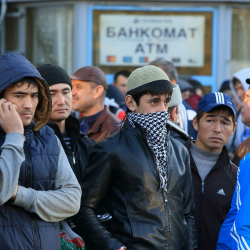 Казак-өзбек чек арасында топтолгон мигранттар Тажикстанга жеткирилди