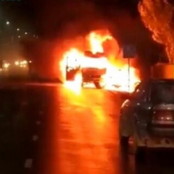 СҮРӨТ - Нарында эки унаа сүзүшүп, күйүп кетти