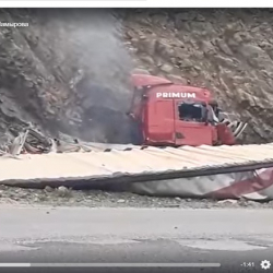ВИДЕО - Өтмөк ашуусундагы күйүп жаткан унаанын айдоочусун сактап калган Рамисбек Рыскулов сыйланды