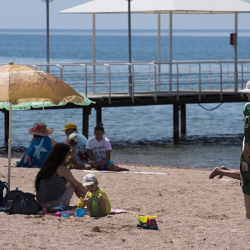 Чолпон-Атада жергиликтүү тургундар эс алуучуларды сабап салышты