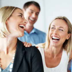 Күлүп жаткан адамдан күлкү жугабы? Сиз бирөөнү туурап күлдүңүз беле?