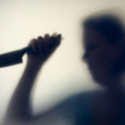 Токмокто келин кызганычтан улам күйөөсү менен кайнатасын бычак менен коркуткан