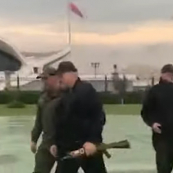 Лукашенко мугалимдерди кол салуудан коргоону талап кылды