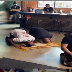 Дүйнө чемпиону Баду Джек Тайсон менен намаз окуп жаткандагы видеосун жарыялады