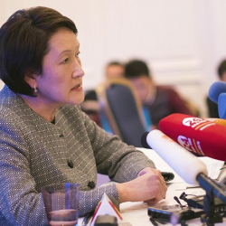 Биринчи класстын баласына окшогон Шайылдабекова кантип жыргатсын