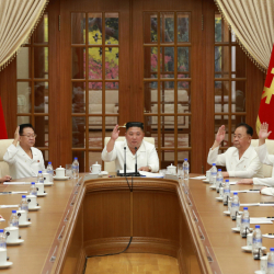 Ким Чен Ын Кореяда бүгүн эртең күтүлүп жаткан суу ташкыны боюнча чукул жыйын өткөрдү