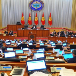 Два депутата Жогорку Кенеша сдали мандаты