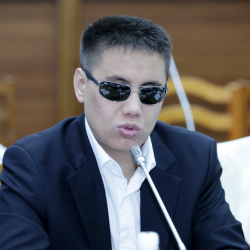 Видео - Дастан Бекешев призвал не продавать свои голоса и предостерег кыргызстанцев