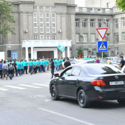 ТҮЗ ЭФИР: Жогорку соттун имаратынын алдына «Кыргызстан» партиясынын тарапташтары да чогулууда