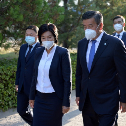 Сооронбай Жээнбеков борбор калаадагы № 87 мектептин мисалында билим берүү системасын санариптештирүүнүн жүрүшү менен таанышты