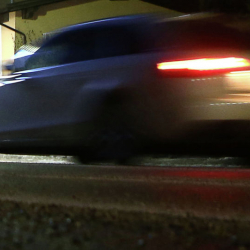 Унааны артка айдайм деген ата эки жашар баласын сүзүп кетти