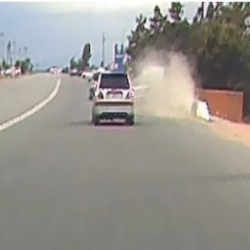 ВИДЕО - Балыкчы-Каракол унаа жолунда автоунаа башкаруусун жоготуп, көпүрөнүн тосмосун сүздү