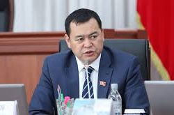 Депутат Бакиров коомдук талкуудан алып салынган экс-спикер, экс-премьер-министрлер тууралуу мыйзам долбоору жөнүндө түшүндүрмө берди