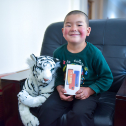 Сүрөт - Мэрия өзгөчө жана тарыхый ысымды алып жүргөн  жаш жеткинчек менен жолукту