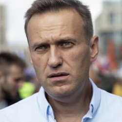 Орусиялык саясатчы Алексей Навальный өзүнө келип, ууланганга чейинки окуяларды эстеди