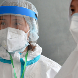 Пандемия учурунда каза болгон медкызматкердин үй-бүлөлөрүнө 1 миллион сомдон берилди