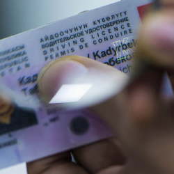 Кыргызстанда автоунааны каттоонун тартиби өзгөрдү