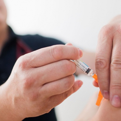 Россиядан коронавирустук вакциналардын биринчи партиясы келди