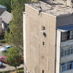 Сүрөт - Бишкекте жаш бала көп кабаттуу үйдүн чатырынан секирип жанын кыйгысы келген