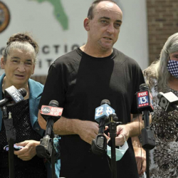 Сүрөт - АКШда соттун туура эмес чечиминен улам 37 жылга эркинен ажыратылган киши акталып чыкты