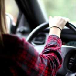 В Кемине пьяная девушка угнала автомобиль попутчика.