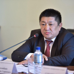 Биринчи Май райондук соту  экс-министр Космосбек Чолпонбаевдин баш коргоо чарасын карайт