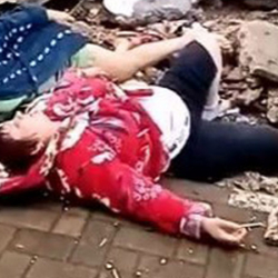 ВИДЕО - Россияда тротуарда бараткан эки аялды имараттын  балкону басып калды