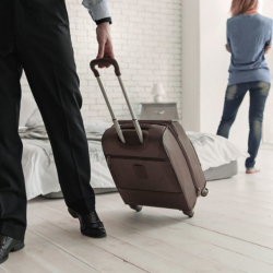 Күйөөм боёксуз жүзүмдү көрүп таштап кетем деп...