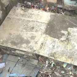 Видео - Индияда эски үй кулап, 25 киши урандылардын алдында калган