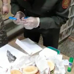 Фото - Заключенному в СИЗО № 1 хотели передать гамбургеры с наркотиками