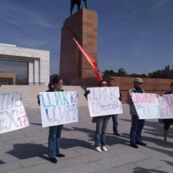 В Бишкеке на площади Ала-Тоо проходит митинг «Против всех»