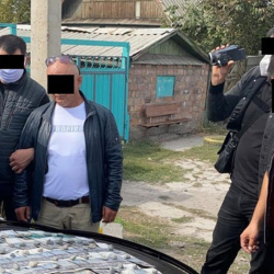 Сүрөт-  Бишкекте баңгизат сатып жаткан полковник кармалды