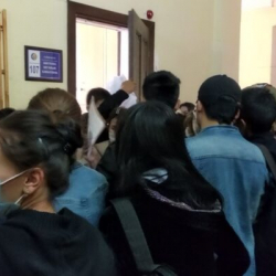 ОшМУда документтерин алып кетүүнү каалаган өзбекстандык студенттердин узун кезеги жаралды
