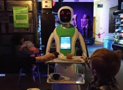 ВИДЕО - Англияда ресторанда кардарларды роботтор тейлей баштады