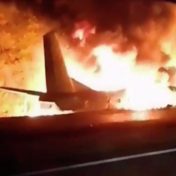 Видео - Украинада аскер учагы кулап, 23 адам каза болду