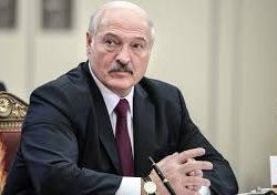 Макрон Лукашенкого президенттик постунан кетүүнү сунуштады