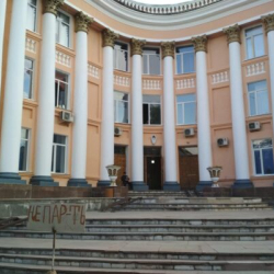 6 айдан бери COVID-19 оорусунан улам комада жаткан Ноокат районунун дарыгери Бишкектеги Улуттук госпиталга которулат