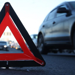 Шамалды-Сайда мас абалындагы чек арачы жолдо турган 3 адамды коюп кетти